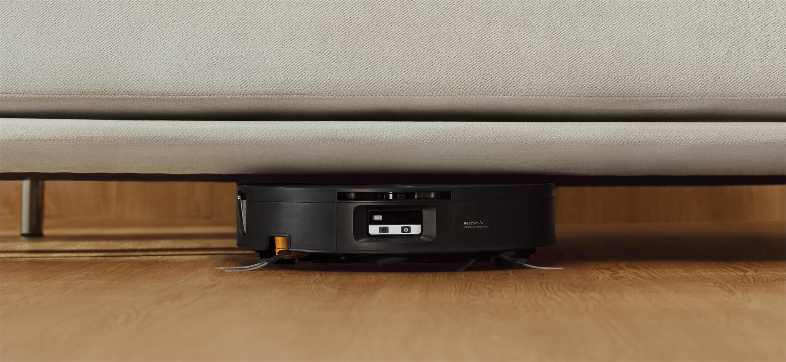 Roborock Saros 20 Flow Complete làm sạch bên dưới sofa thấp